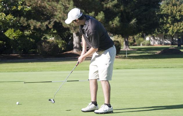 Junior Alex Fitch makes a putt at the Linfield Invitational on Sept. 21. The men’s team came in first out of eight teams. Katie Paysinger/Senior photographer