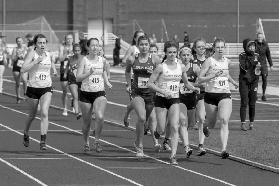 Jaime Rodden (left), ‘18, and Nicole Bissey (right), ‘21, trying to break through the pack during the 1500m.