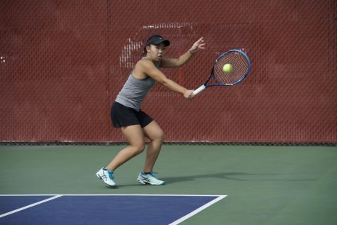 Suns out rackets out, women’s tennis wins again, Women’s tennis with a winning streak of three