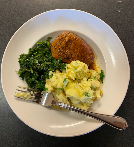 Lindseys latest HelloFresh conception: beef tenderloin and shallot pan sauce with garlic creamed kale and mashed potatoes. 